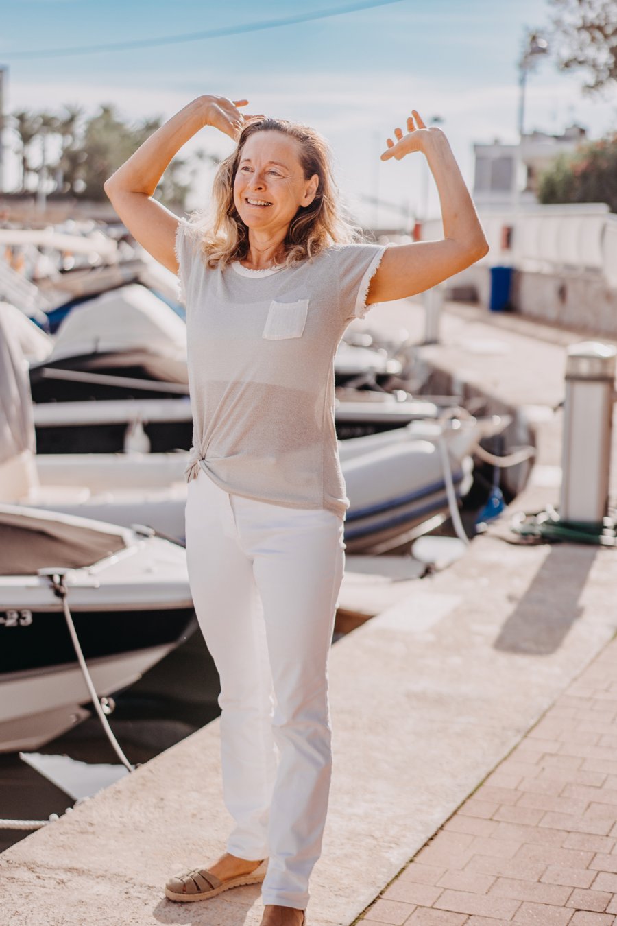 Mika Fitz streckt sich lachend im Hafen